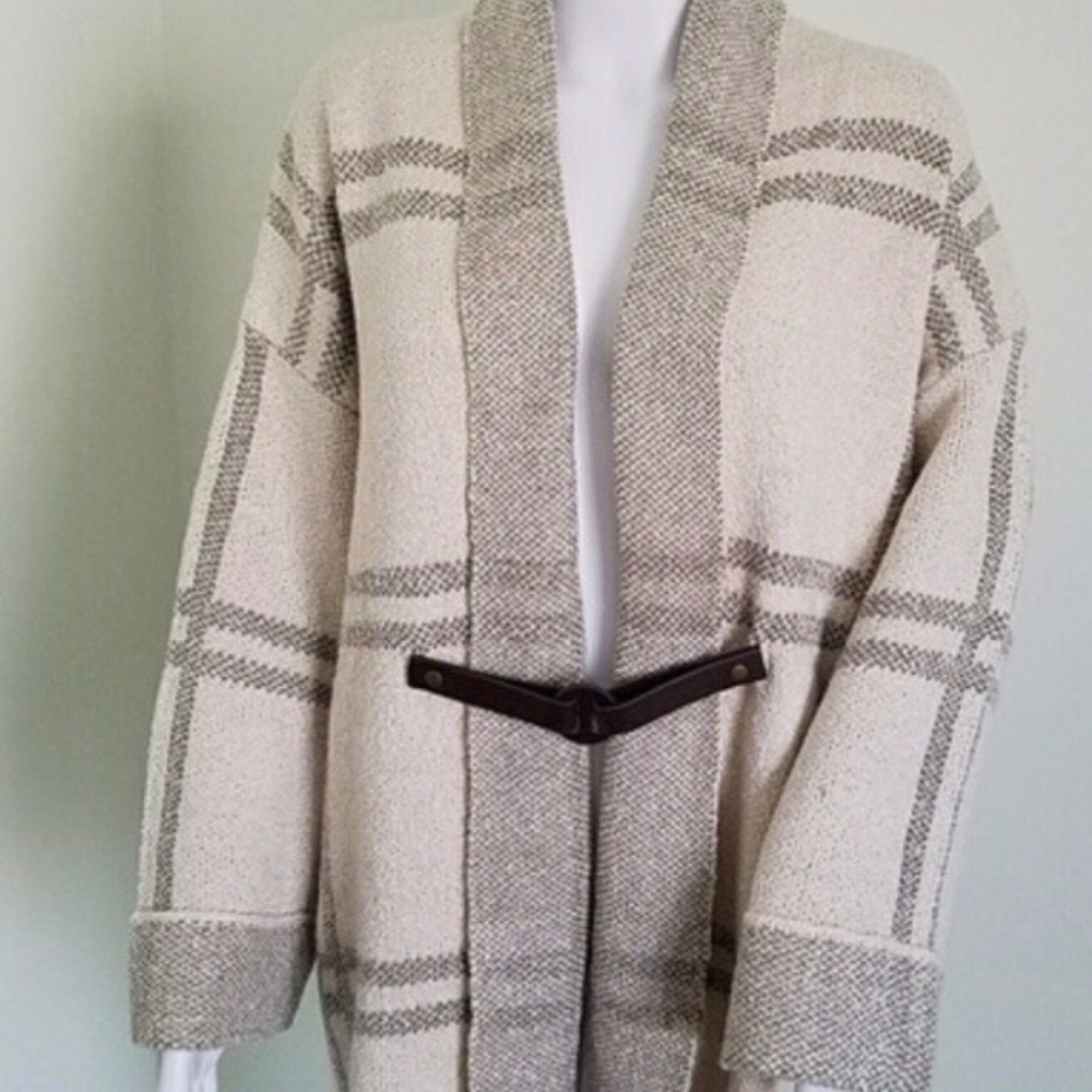 Warm large sweater with belt